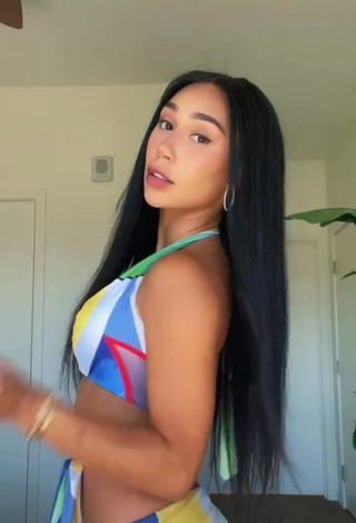 4. Sexy Eva Gutowski Shows Cleavage in Crop Top