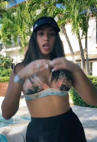 Sexy Nicole García in Sport Bra at the Swimming Pool