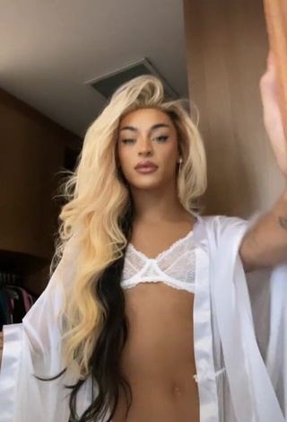 Hot Pabllo Vittar Shows Butt