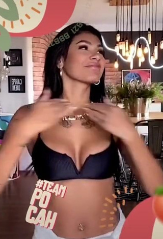 Sexy Jully Oliveira Shows Cleavage in Bikini Top and Bouncing Boobs