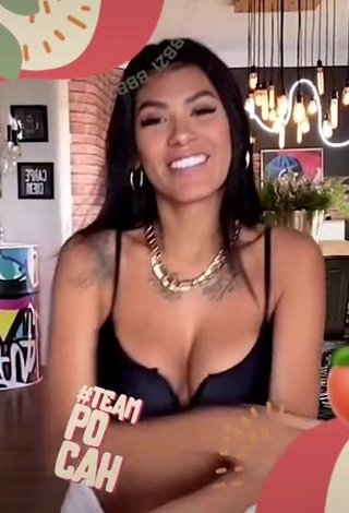 4. Sexy Jully Oliveira Shows Cleavage in Bikini Top and Bouncing Boobs