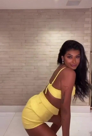 Hot Jully Oliveira Shows Butt while Twerking