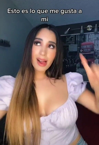 Beautiful Ana Daniela Martínez Buenrostro Shows Cleavage in Sexy White Crop Top