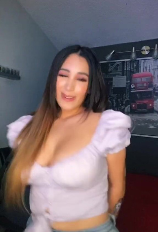 1. Hot Ana Daniela Martínez Buenrostro Shows Cleavage in White Crop Top