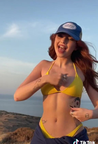 4. Sexy riwww Shows Cleavage in Yellow Bikini at the Beach