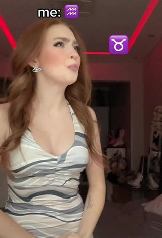 Sexy riwww Shows Cleavage in Dress