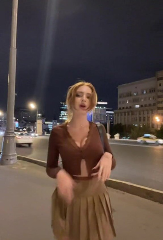 Seductive riwww Shows Cleavage in Brown Crop Top in a Street