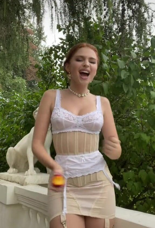 1. Sexy riwww Shows Cleavage in White Bra