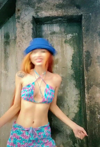 Sexy Ruivinha de Marte in Bikini Top