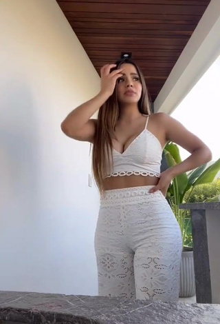 1. Sexy Samadhiza Shows Cleavage in White Crop Top