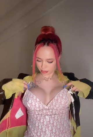 Beautiful Instasamka Shows Cleavage