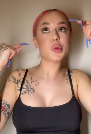 3. Sexy Instasamka Shows Cleavage