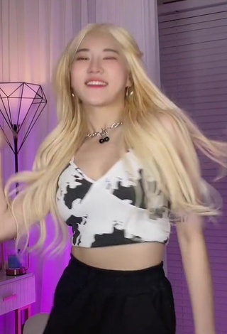 4. Hot Sia Jiwoo in Crop Top