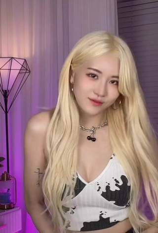 3. Sexy Sia Jiwoo in Crop Top