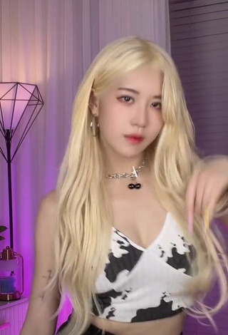 4. Sexy Sia Jiwoo in Crop Top