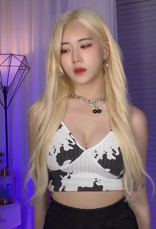 1. Desirable Sia Jiwoo in Crop Top