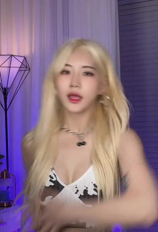 Desirable Sia Jiwoo in Crop Top