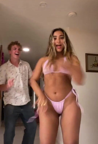 1. Erotic Sienna Mae Gomez Shows Butt