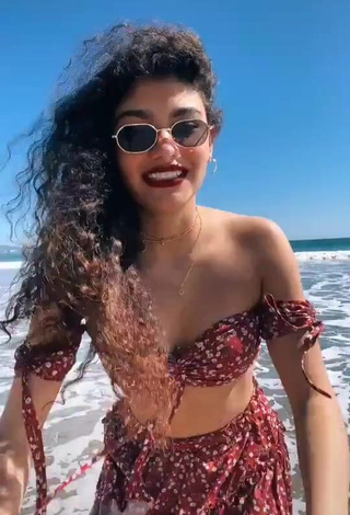 1. Hottie Sofia Mata in Crop Top at the Beach