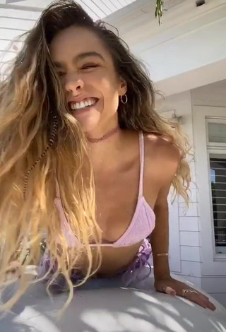 Sexy Sommer Ray Shows Cleavage in Bikini Top