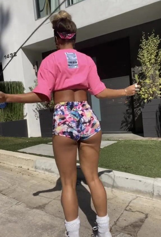 1. Sweetie Sommer Ray Shows Butt