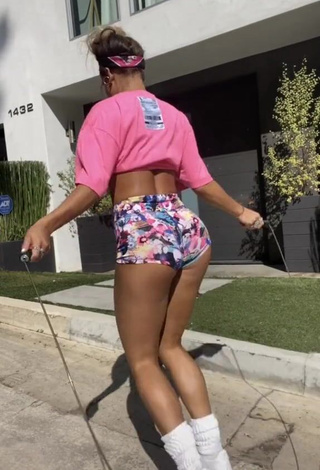 3. Sweetie Sommer Ray Shows Butt