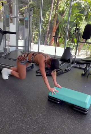 Beautiful Sommer Ray Shows Butt while doing Sports Exercises