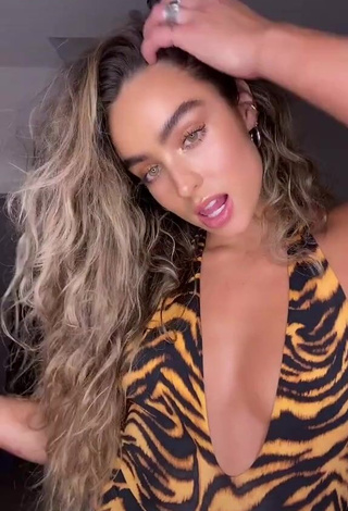 Desirable Sommer Ray Shows Cleavage