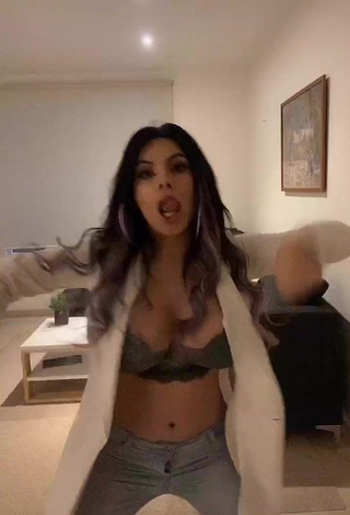 Hot Lizbeth Rodríguez in Bra