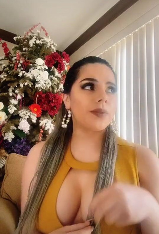 1. Hot Lizbeth Rodríguez Shows Cleavage