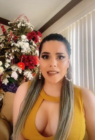 Hot Lizbeth Rodríguez Shows Cleavage