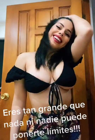 4. Hot Lizbeth Rodríguez Shows Cleavage in Black Crop Top