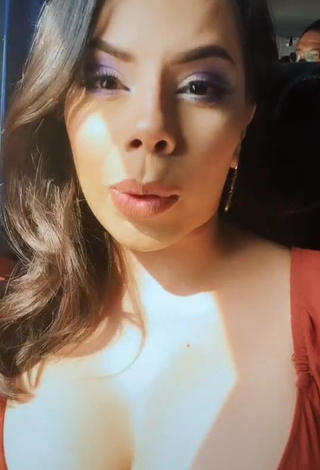 1. Hottie Lizbeth Rodríguez Shows Cleavage