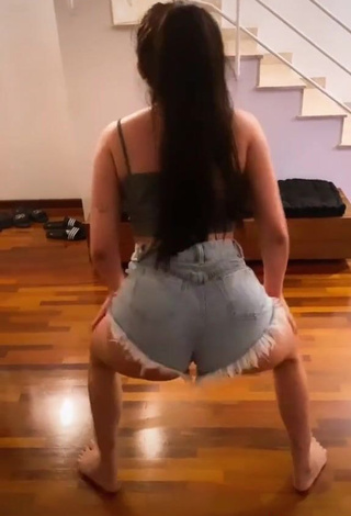 Hot Tainá Costa Shows Butt while Twerking