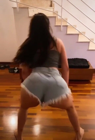 4. Hot Tainá Costa Shows Butt while Twerking