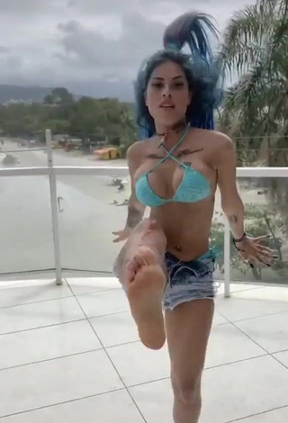 1. Beautiful MC Tati Zaqui in Sexy Bikini Top while Twerking