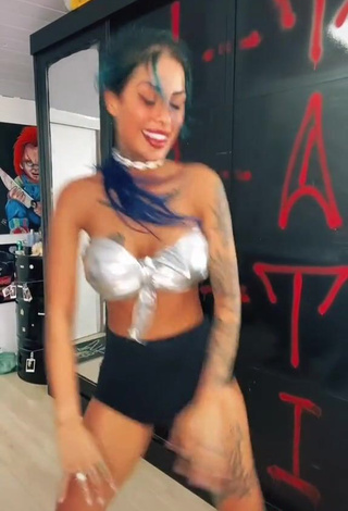 3. Hot MC Tati Zaqui in Bra while Twerking and Bouncing Boobs