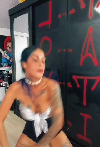 4. Hot MC Tati Zaqui in Bra while Twerking and Bouncing Boobs