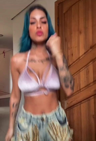 4. Beautiful MC Tati Zaqui Shows Cleavage in Sexy Black Bra while Twerking