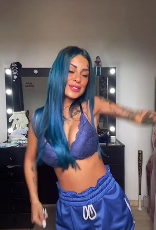 4. Sexy MC Tati Zaqui in Violet Bra