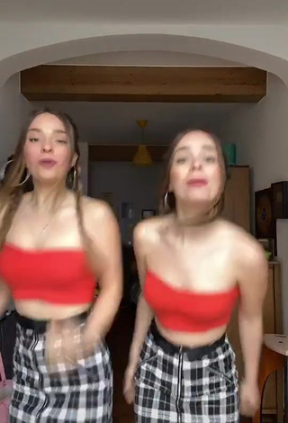 3. Hot Aitana & Paula Etxeberria without Bra