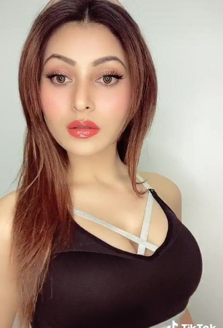 4. Sexy Urvashi Rautela in Black Crop Top