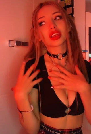 3. Hot Özgür Balakar Shows Cleavage in Black Crop Top