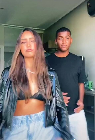 4. Sexy Vanessa Lopes Shows Cleavage in Black Bra