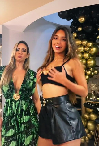 3. Desirable Vanessa Lopes Shows Cleavage in Black Crop Top