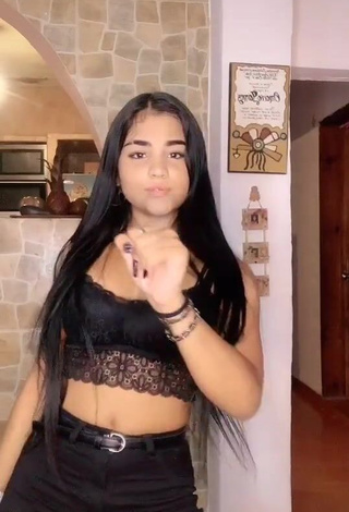 3. Sexy Yurielkys Ojeda Shows Cleavage in Black Crop Top