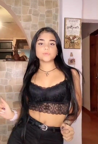 4. Sexy Yurielkys Ojeda Shows Cleavage in Black Crop Top