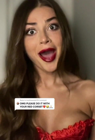 1. Sexy Zoe Roe Shows Cleavage