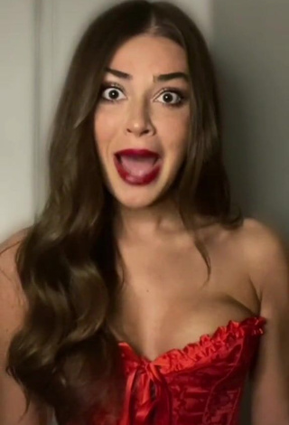 3. Sexy Zoe Roe Shows Cleavage