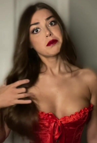 4. Sexy Zoe Roe Shows Cleavage